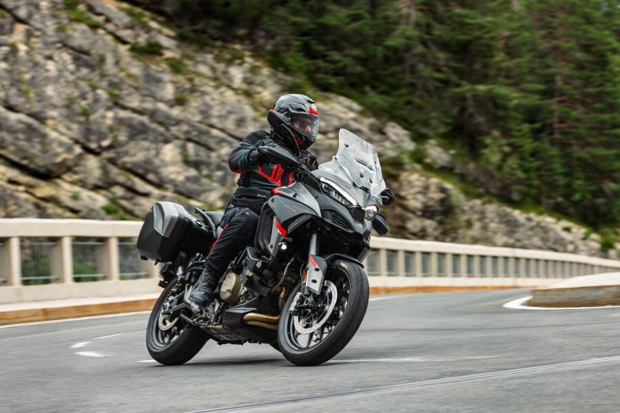 Ducati Multistrada V4 S Grand Tour отличается особой окраской, улучшенным комфортом и практичностью по сравнению со стандартным MTS V4 S.