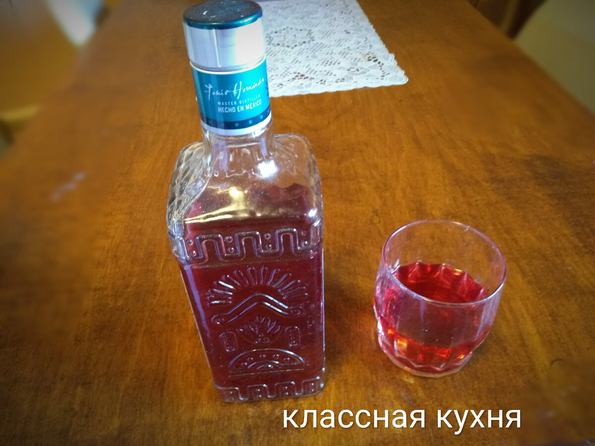 Главное красивая подача. Вишневый "сок" или компот, или вишневый напиток.