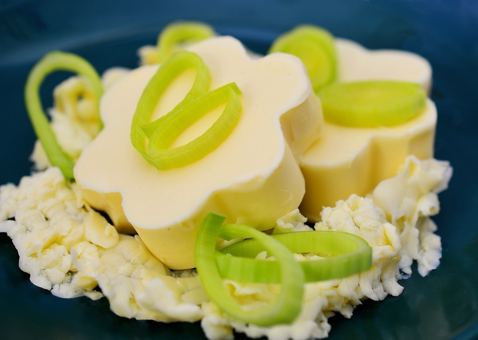 Фото с Pixabay License 
По результатам исследований Хелены Линдмарк Мэнссон (статья за 2008 год)«Молочный жир содержит примерно 400 разных жирных кислот, которые делают его самым сложным из всех натуральных жиров, Почти 70% жиров в молоке – насыщенные.