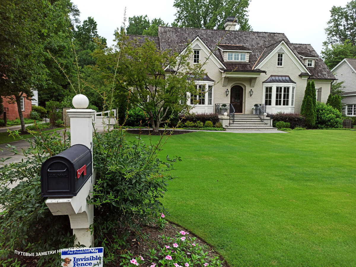 Почему бы, например, не арендовать такой домик с 1-2 соседями по дому? Фото автора.