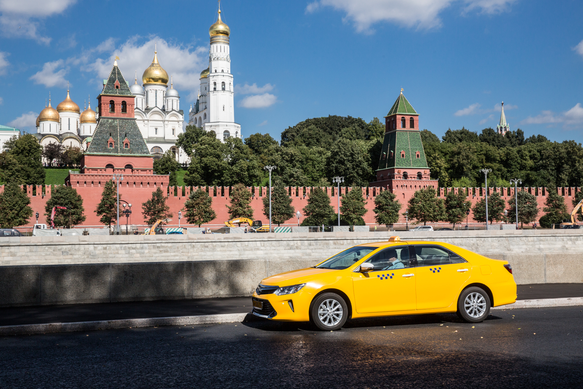 Недорогое такси в москве. Такси Москва Сити. Такси Кремль. Желтое такси Москва. Московское такси.