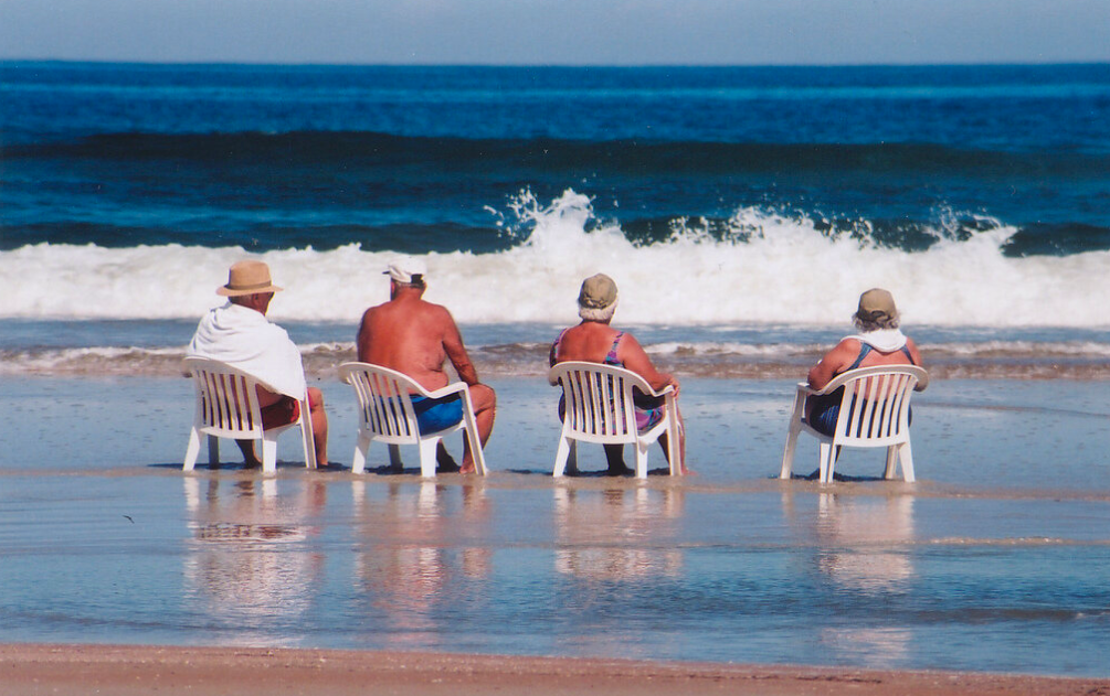 Отпуск пенсионерам в любое время. Пенсионеры на отдыхе. Старушки на море. Бабушка на море. Пенсионеры на отдыхе картинки.