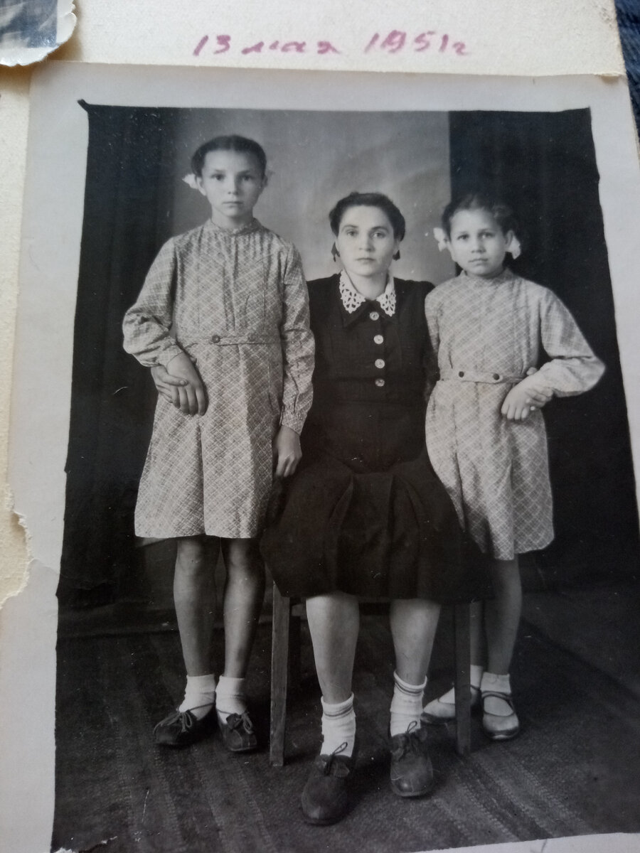 История нашей семьи. В центре моя бабушка - Фролова Евдокия Дмитриевна. Слева на фото моя мама - Баранова Галина Федоровна (по мужу Каширина), Справа Баранова Надежда Федоровна (по мужу Мехова)