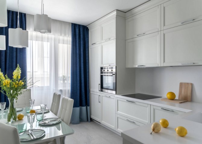 Как выбрать тюль, плиссе и кафе-шторки на кухню небольших размеров с балконом