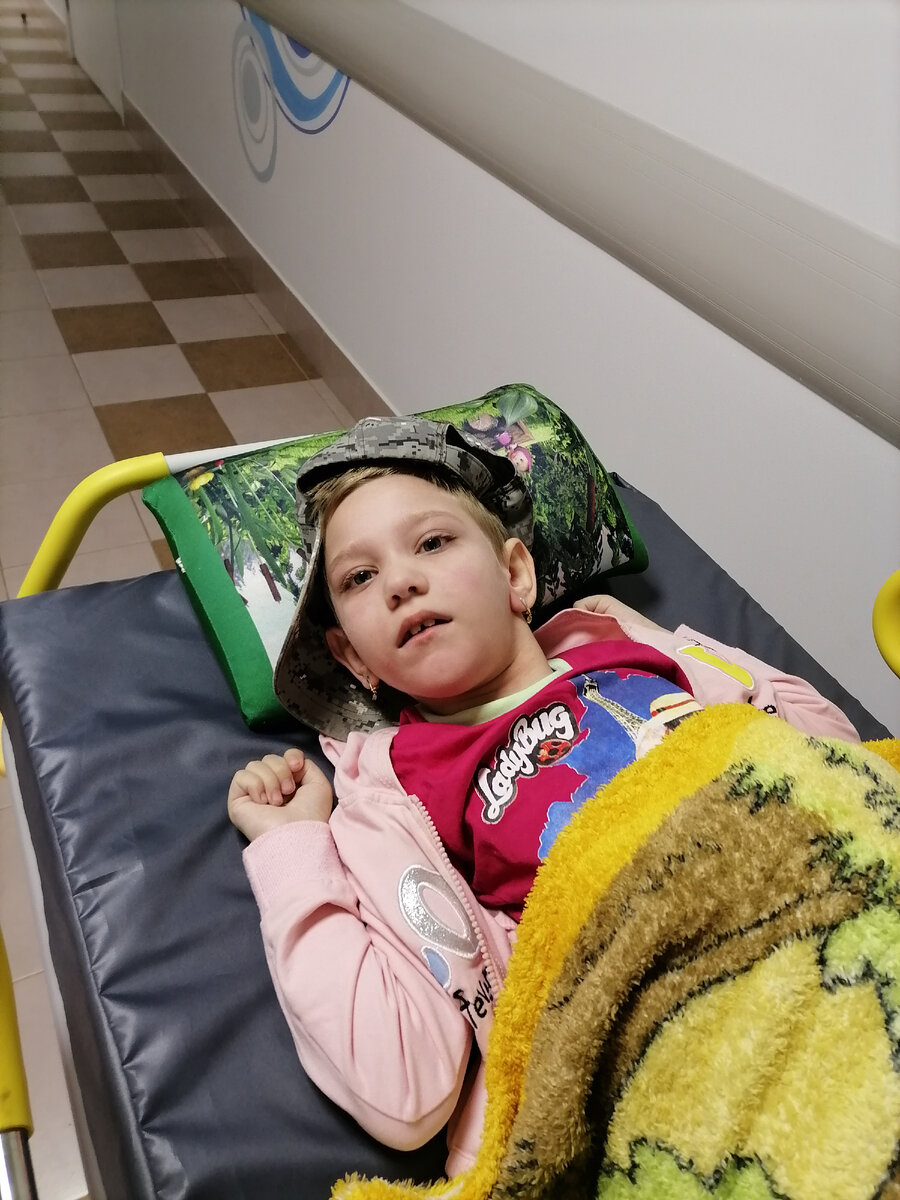 в больнице ожидает, когда я оформлю бумаги