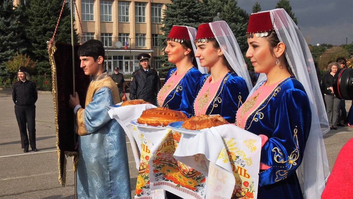 Армянская семья за столом
