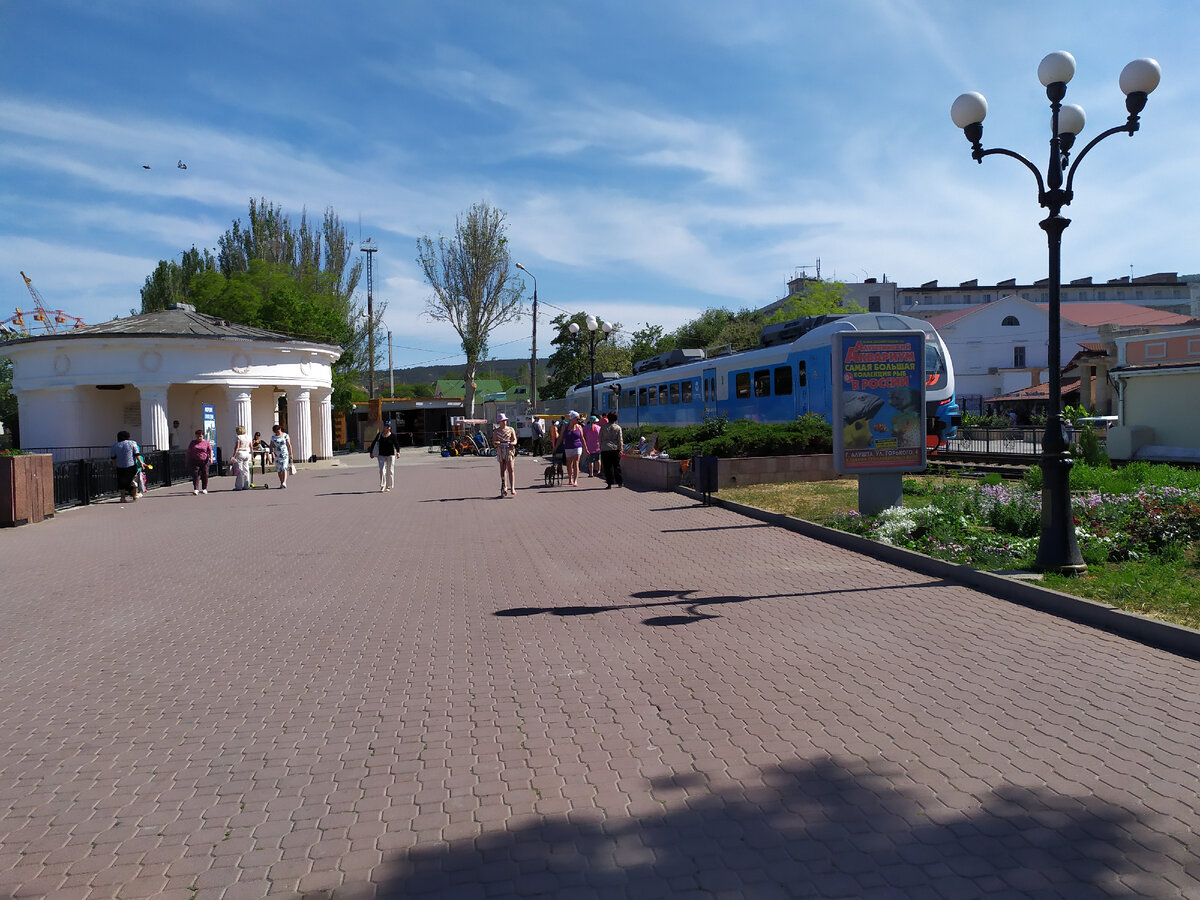 Электричка на феодосийской набережной. Фото автора.2021 г.