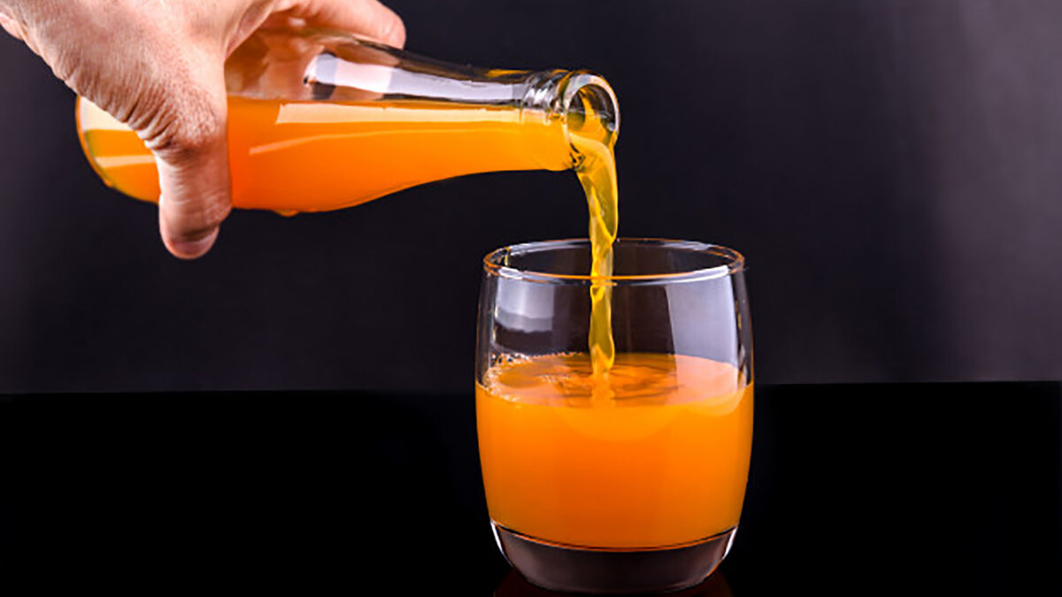 разлитый апельсиновый сок в стакане. сок наливают в стакан. налей сока. налей сока. свежевыжатые фруктовые соки.