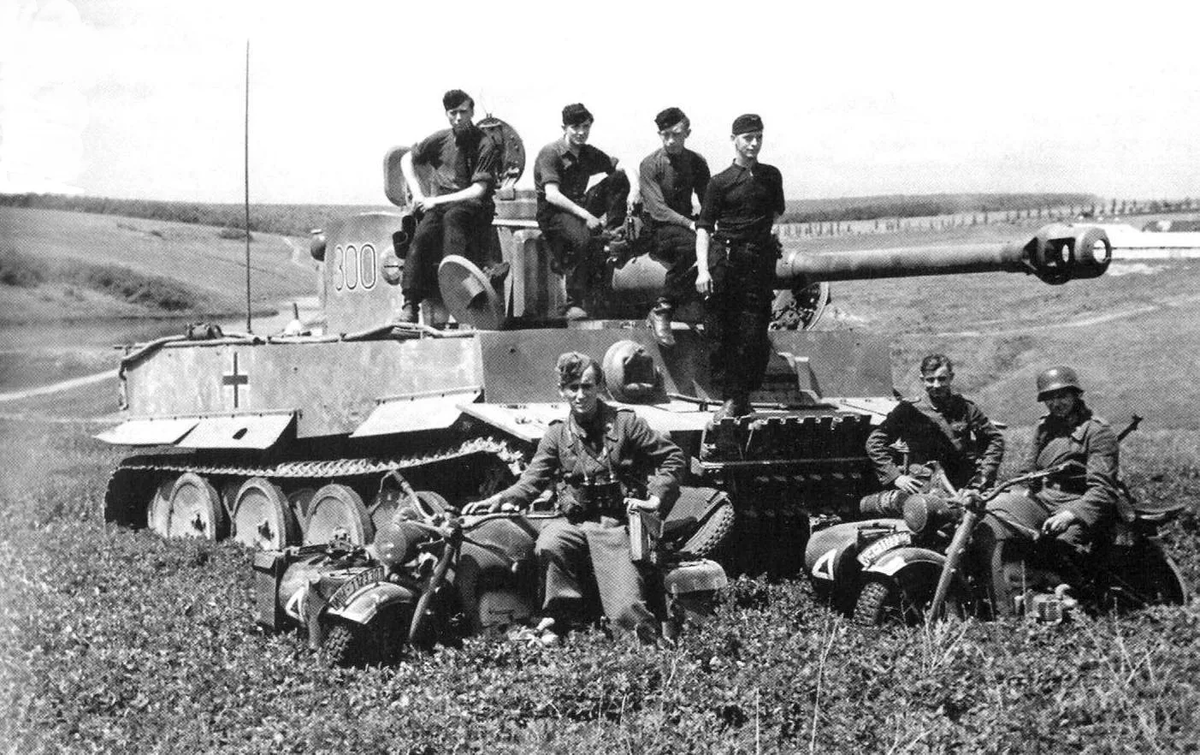 Немецкие танки курская. Немецкий танк тигр Курская битва. Танк тигр 1943 Курская битва. Экипаж танка тигр 1 Курск 1943. Немецкие танкисты 1943 Курская дуга.
