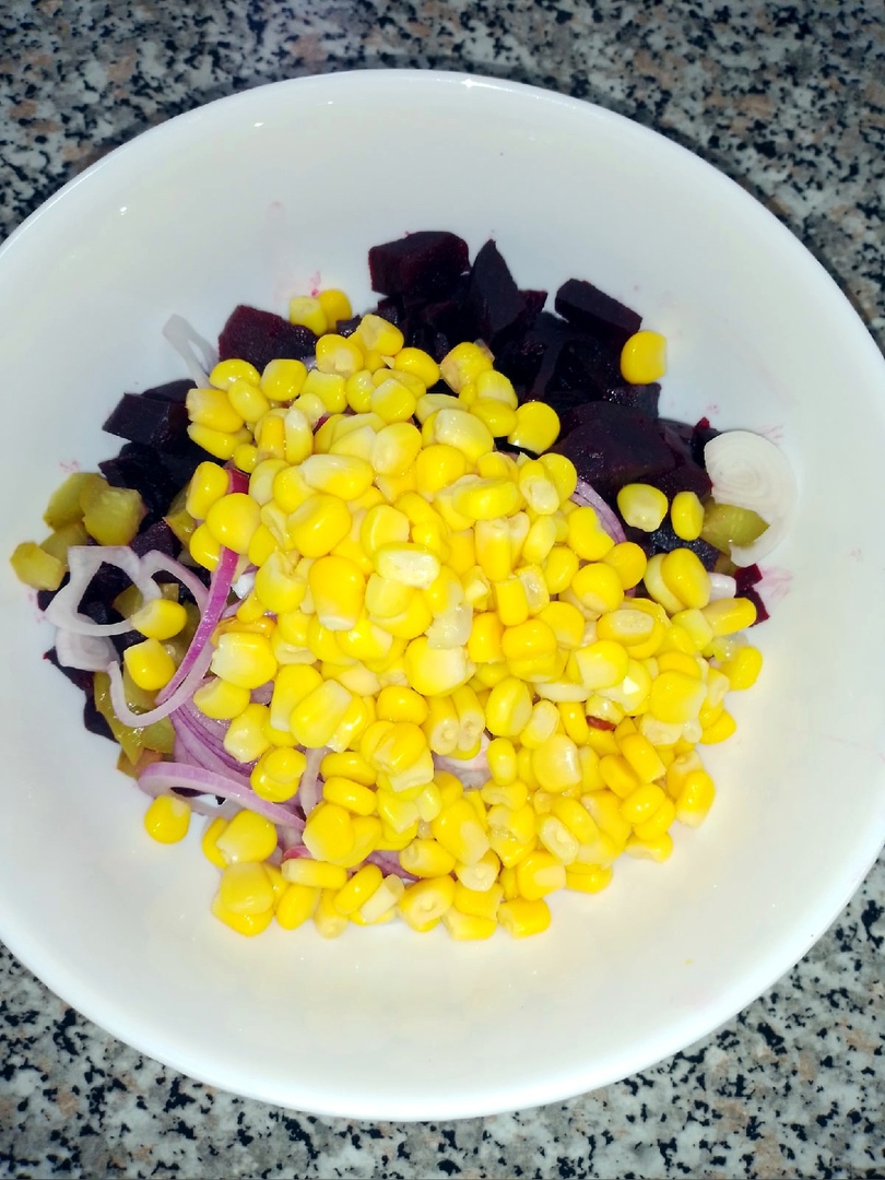 Салат свёкла с кукурузой консервированной. Салат свёкла с кукурузой консервированной. Салат со свеклой. Салат из свеклы кубиками. Салат из свеклы и кукурузы консервированной.