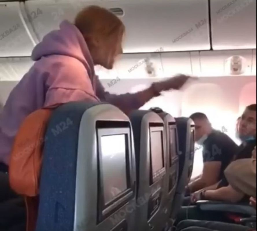Дизель шоу в самолете. Скандал на борту самолета. Бедный пассажир самолета. Дебошир в самолете.