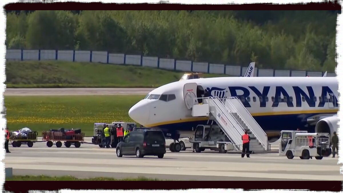 Посаженный самолет авиакомпании "Райанэйр",фото создано автором из видео.