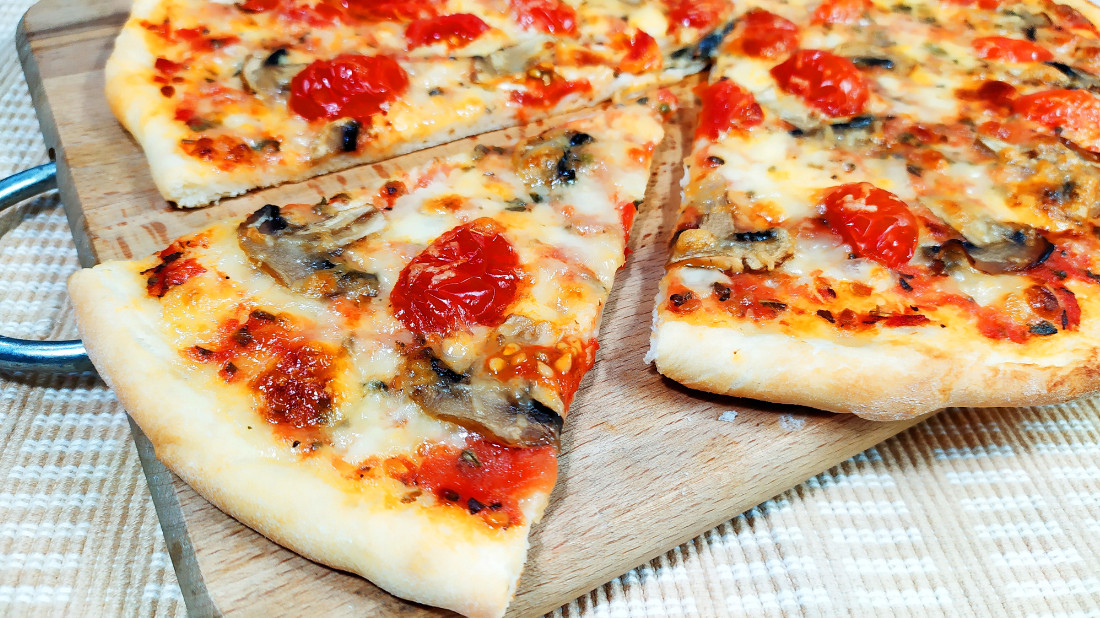 На каком тесте пицца лучше. Пицца домашняя. Вкусное тесто для пиццы. Пицца на тонком тесте. Итальянское тесто для пиццы.