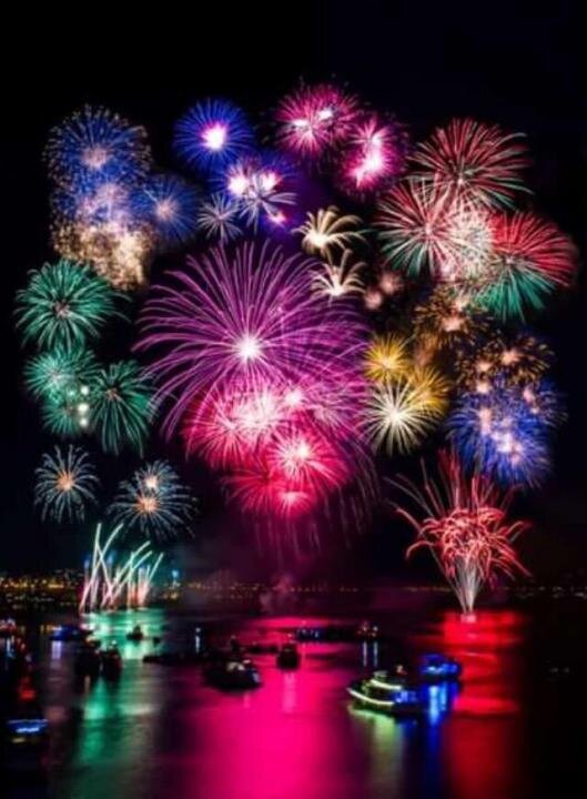 Красочный салют в честь пополнения на канале