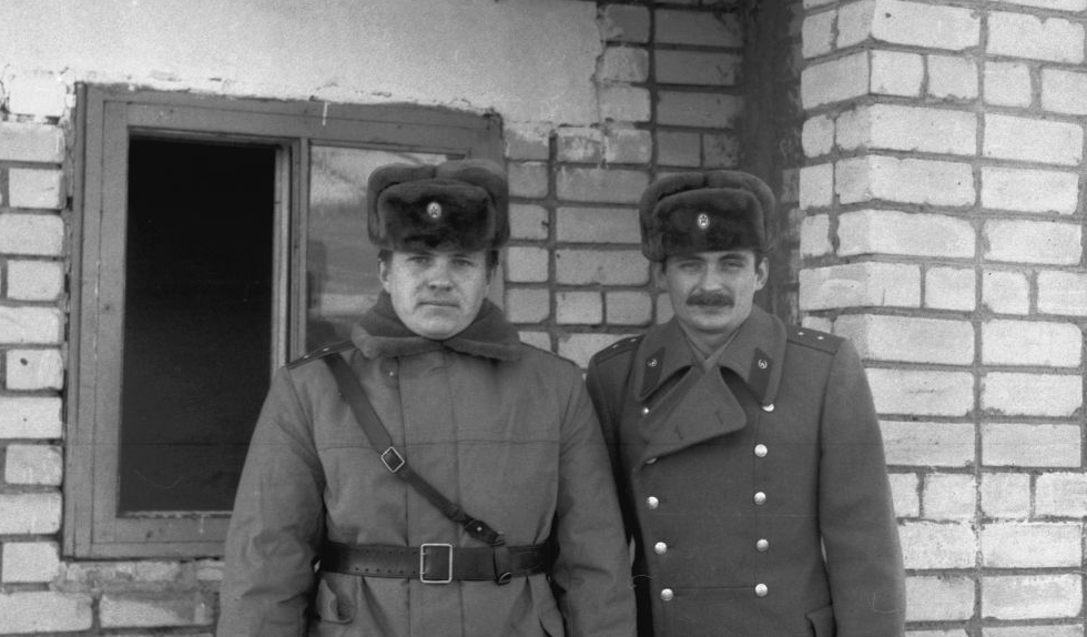 Офицер и прапорщик пограничной военно-строительной части