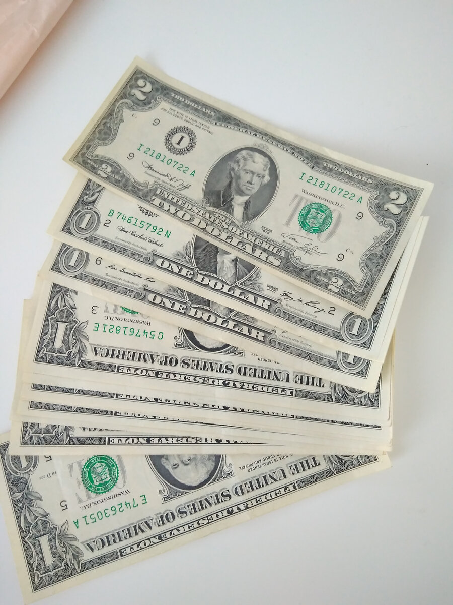 13 купюр номиналом по 1 доллару, и одна- 2 доллара)) 