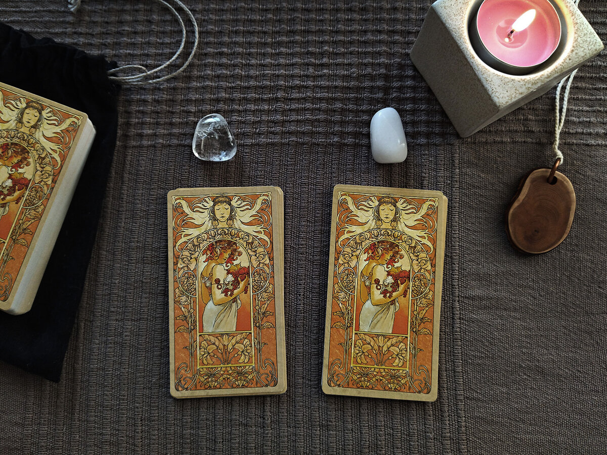 Слева - горный хрусталь, справа - кахолонг