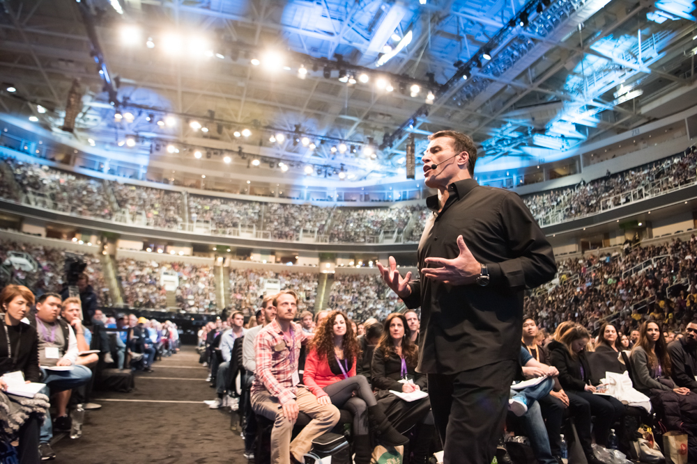 Этот парень сейчас крайне популярен, а билет на его ...шоу стоит более 30 000....