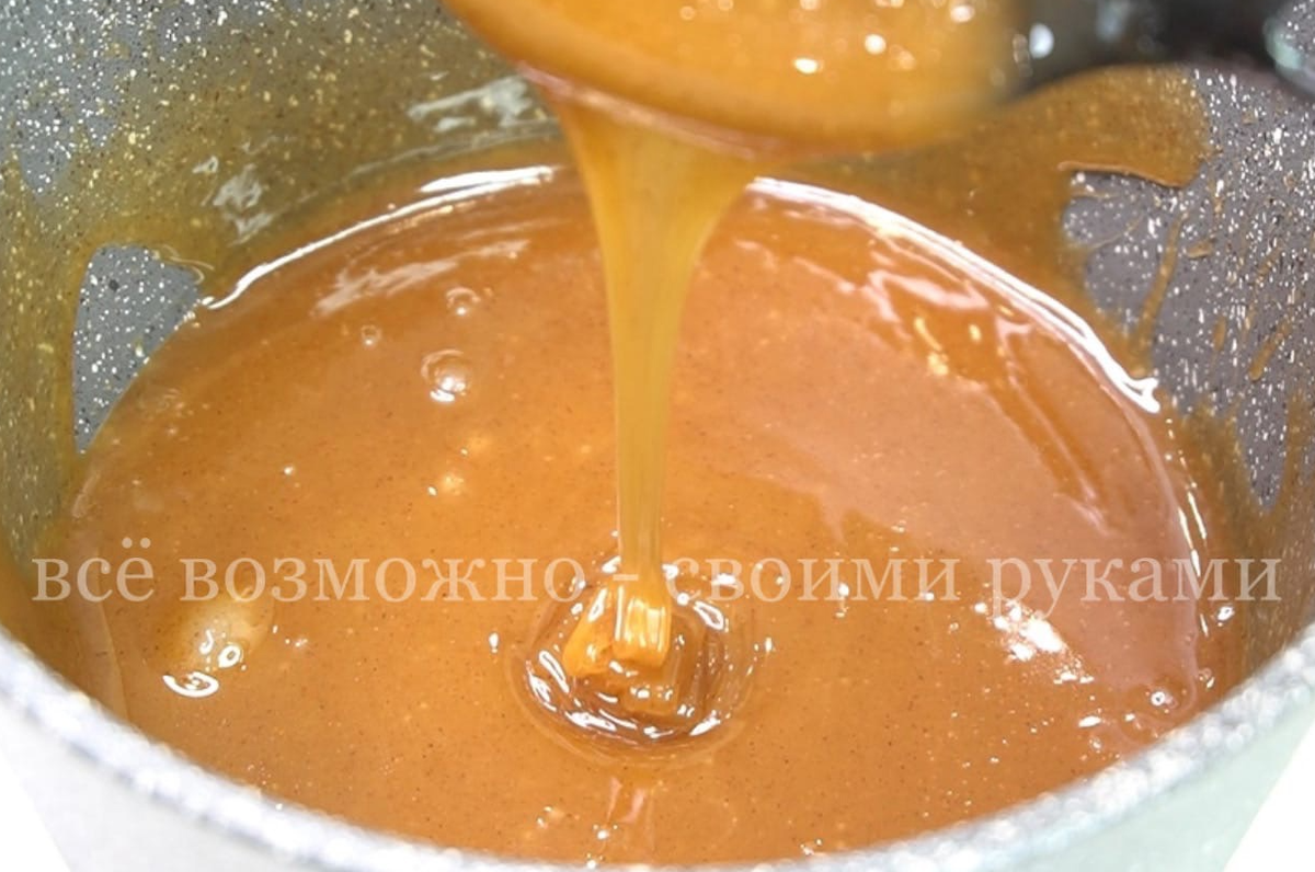 торт с карамелью. варя карамель. карамельный соус. жидкая карамель арт. приготовление карамели.