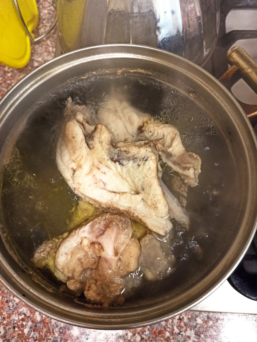 Мясо кладём в холодную воду.