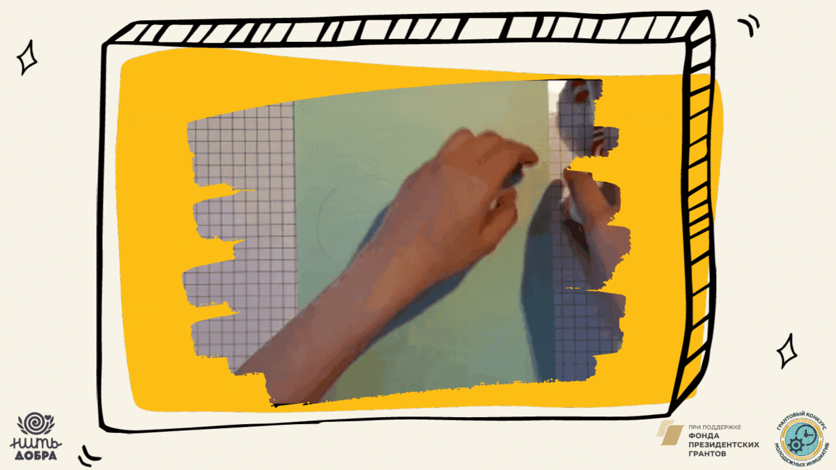 Далее возьмите на щетку краску желтого цвета, и движениями от центра круга к карандашной линии, делаем мазки. Закрашиваем львенку всю голову. (как представлено на видео).