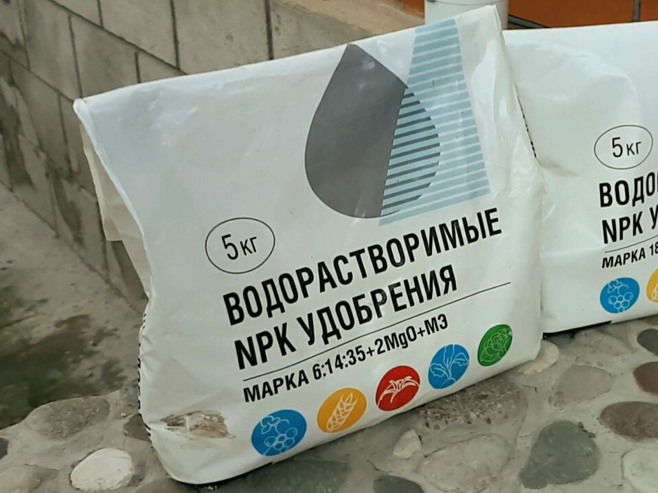 Это комплексное минеральное удобрение с высоким содержанием калия 35%. Здесь также присутствует азот 6% и фосфор 14% + 2% магния + микроэлементы: железо, медь, бор и другие