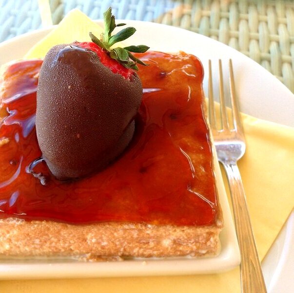 Как бы вы украсили торт Трилече - ягодами, орехами или только карамелью?