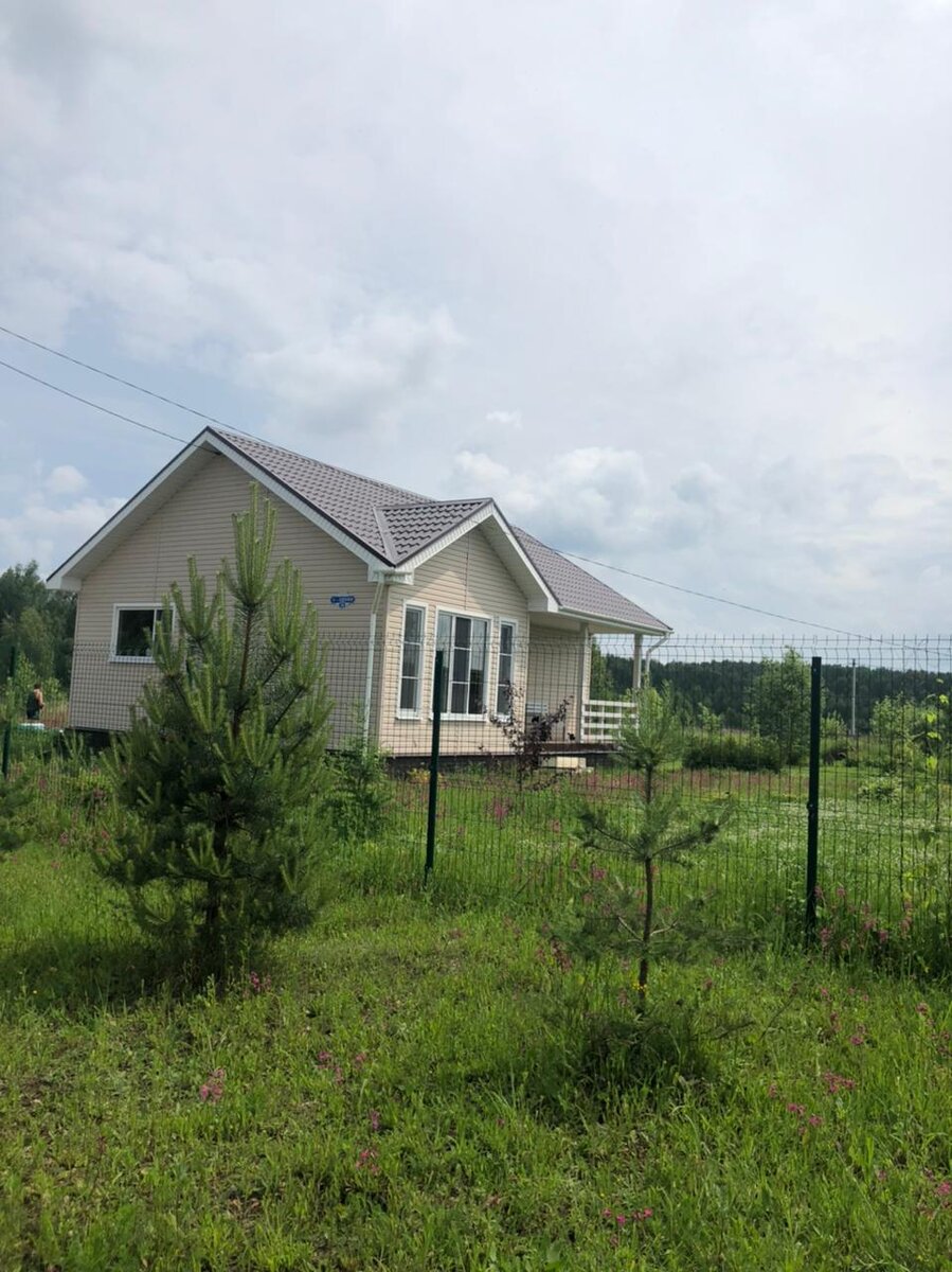 На загородном участке хочется построить дом, где можно проводить время и летом и зимой...