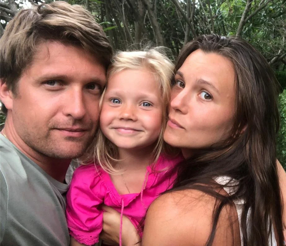 Дмитрий Пчела и Екатерина Рябова с дочерью.Фото Яндекс.Картинки.