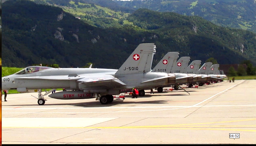 Самолёты F-18 "Хорнет" ВВС Швейцарии на авиабазе Майринген (фото из личного архива)