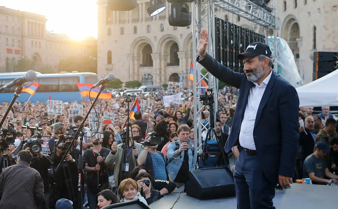 Кризис в армении. Пашинян бархатная революция. Бархатная революция в Армении 2018. Пашинян революция Армения. Никол Пашинян митинг