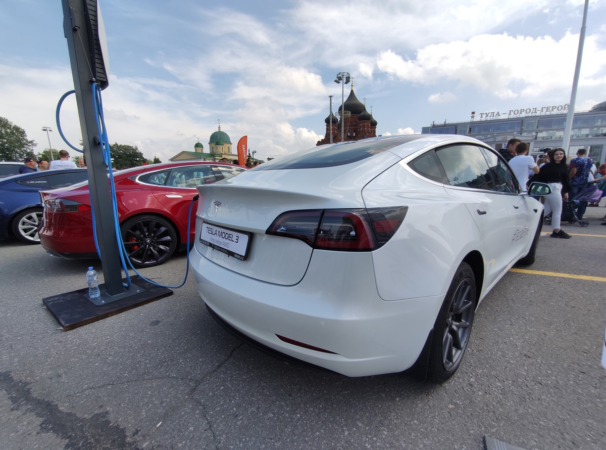 Автомобили Тесла на выставке Автострада 2021