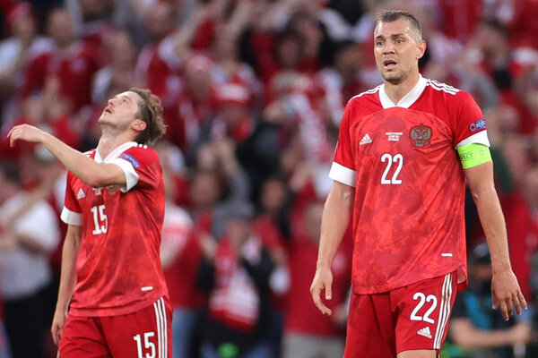 ФОТО КАПИТАНА СБОРНОЙ РОССИИ ПО ФУТБОЛУ ДЗЮБЫ А. ОН ИЗВИНИЛСЯ ПЕРЕД ВСЕМИ ГРАЖДАНАМИ РФЗА ПОЗОРНУЮ ИГРУ НА ЧЕМПИОНАТЕ ЕВРОПЫ. ИСТОЧНИК СВОБОДНЫЙ.