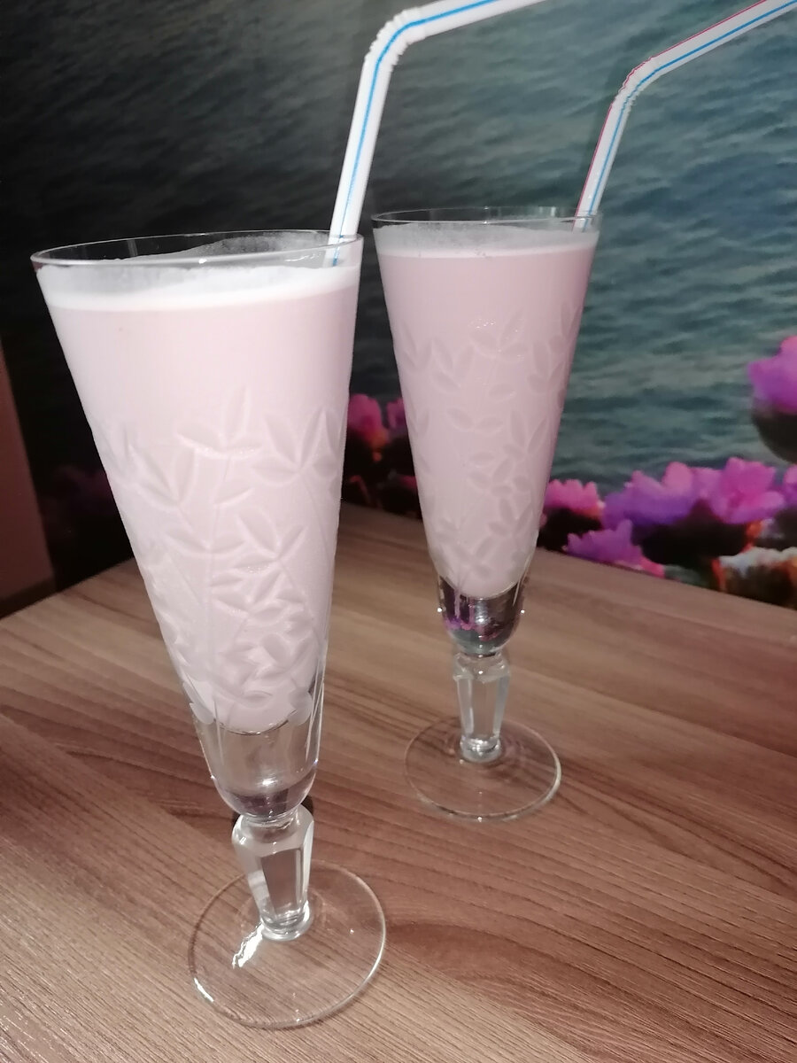 Молочный коктейль с пломбиром и вишневым сиропом.
