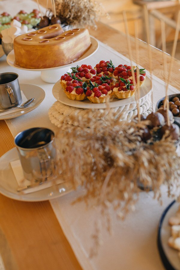 Сладкий стол в ковбойской тематике: металлические походные кружки, торт в виде подковы и лассо!