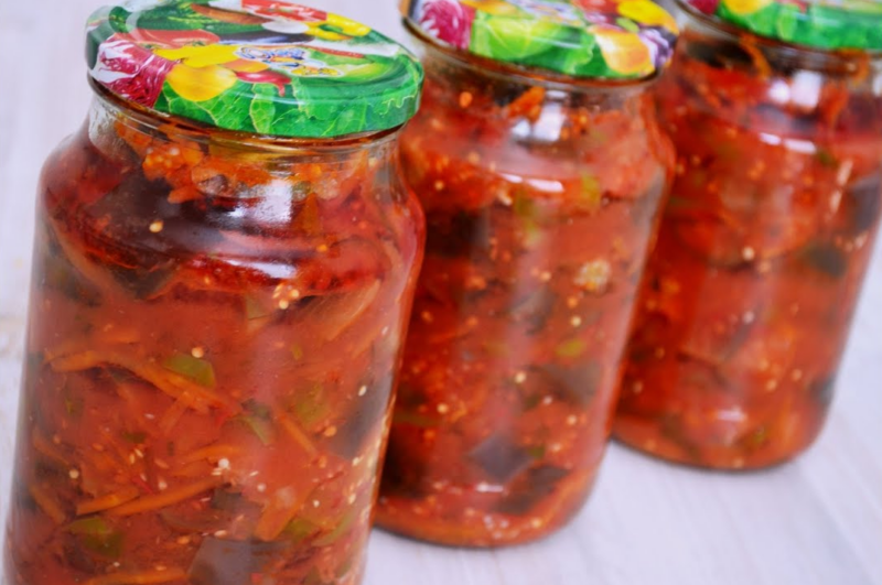 Рецепт салата с баклажанами на зиму вкусный. Салат с баклажанами на зиму. Баклажановый салат на зиму. Салат из баклажанов с помидорами на зиму. Баклажаны на зиму пальчики оближешь