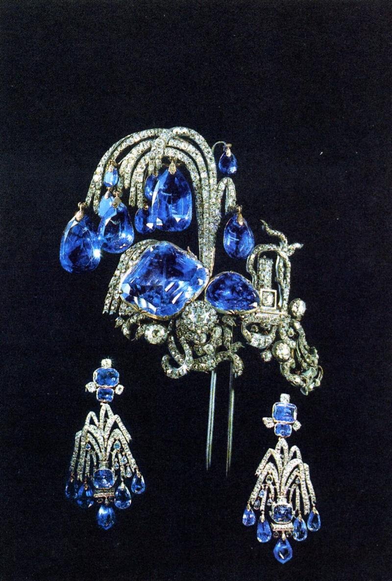 Это серьги и эгрет "Фонтан" царицы Елизаветы Петровны. Эгрет - это украшение для прикрепления перьев к прическе. 