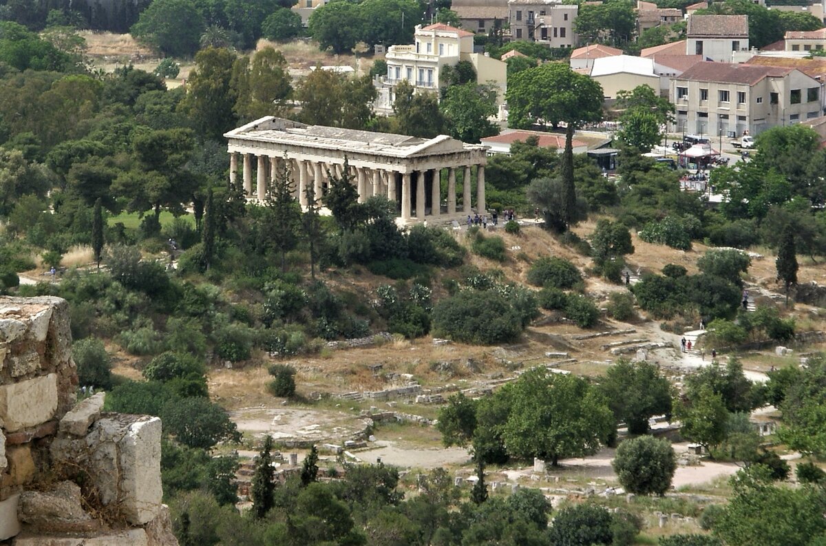 Афины. Вид с Акрополя на древний храм Гефестион (или Тесейон)