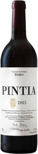 Bodegas y Vinedos Pintia владеет 96 га виноградников, на высотах до 700 метров над уровнем моря в DO Toro (с 1987 года), где имеется множество старых лоз. Но средний возраст лоз около 32 лет. Урожайность тут около 25 гл/га. Винодельня расположена на берегу реки Дуэро в регионе Торо. Экстремальные погодные условия, очень холодная зима и сильная жара летом, воздействуют на его сложный терруар. В почве большое количество валунов. По этим причинам очень важно выбрать идеальный момент для сбора урожая, чтобы сохранить свежесть ароматов и кислотность вина. Адаптируясь к этому тёплому винтажу, Pintia 2015 была выдержана в бочках, на 80% из французского дуба и на 20% из американского дуба. Причём, количество новых дубовых бочек было уменьшено до 20%, чтобы придать вину свежесть. Хозяйство производит только одну марку, и входит в группу Vega Sicilia, на ряду с Alion, и Oremus.
Пробуем Pintia 2015 года от Vega Sicilia.
100% Тинто де Торо или как его знают в широких кругах – Темпранильо.
В цвете яркий рубиновый отлив с красным оттенком. Блестящий, переливающийся.
Букет сразу раскрывает интенсивный фруктовый набор ароматов, напоминающих красные ягоды: красная смородина, спелая малина, черешня. Фоном щедрый пряный тон сладких восточных специй, корицы и перца. Постепенно букет станет более душистым, и уже добавятся нотки кедра, табака, сигарной коробки. Но стоит отметить, что ягодно-пряная палитра в букете заметно доминирует. Нота ванили, шоколада, кофе мокко и свежего малинового варенья подчеркнут букет, который кажется вполне готовым.
Во вкусе полное тело с крепкой структурой и уровнем алкоголя 15%, но баланс настолько замечательный, что тактильно, во рту это вино ощущается намного легче и мягче, чем можно было ожидать. Элегантность и покладистость присущи этому вину. Кислотность придаёт свежести и подтянутости вкусу, предотвращая его спадание в плоскость и тучность. Обманчиво и удивительно как можно ошибиться с этим вином не зная уровень алкоголя, потому что «вслепую», уровень алкоголя кажется в районе 13,5%. Это огромный плюс.
В послевкусии мягкий, чуть сладковатый танин в остатке с привкусом ягод и джема. Согревающий, расслабляющий, обволакивающий. Длительный. Раскрывающий нотки кедра и папоротника на финише.
Очень качественная работа. Вино в полной мере гедонистическое, щедрое и отлично сбалансированное. Таким вином приятно наслаждаться неспеша, проследив за его развитием в декантере и бокале. Имеет заметный осадок. Потенциал превышает 15 лет.
Подавать при температуре 16°С к стейкам с овощами или картофелем.
Guia Penin – 94 балла.