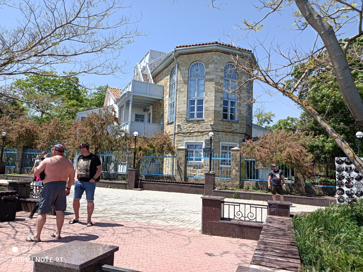 Вид на Дом Волошина с Набережной