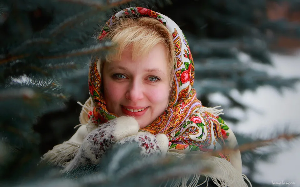 русская женщина. славянская девушка зимой. девушка славянка зимой. девушка в русском платке. славянские девушки.