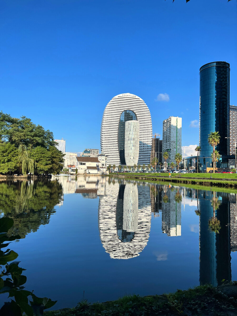 Здание Alliance Group на набережной, или в народе просто "яйцо" - один из символов современного Батуми 