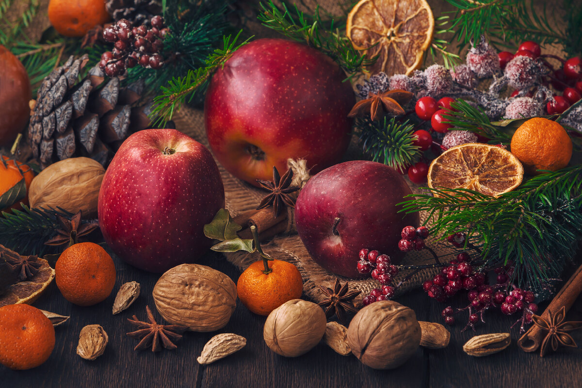 Самые первые новогодние украшения – орехи и фрукты (фото: Shutterstock)