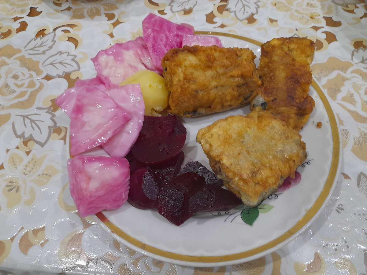 Ужин жареный минтай, отварная ма-а-ленькая картошечка, отварная свекла