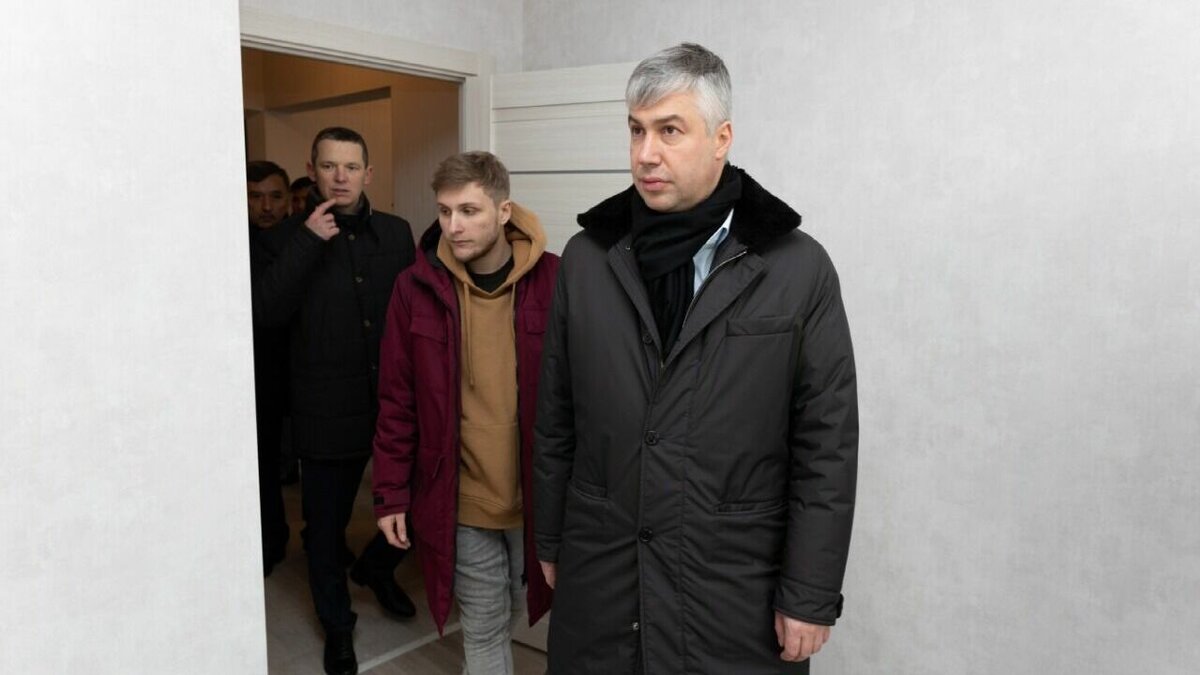     Ключи от 34 квартир получили дети-сироты в новом ЖК на 9 декабря глава городской администрации Алексей Логвиненко передал ключи от квартир в новом ЖК детям сиротам и детям, оставшимся без попечения родителей.