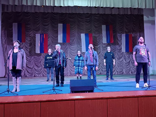     Концерт в эвакуации. Валерий Шелудько (в центре) и артисты Херсонской муздрамы. Фото предоставлено пресс-службой театра.