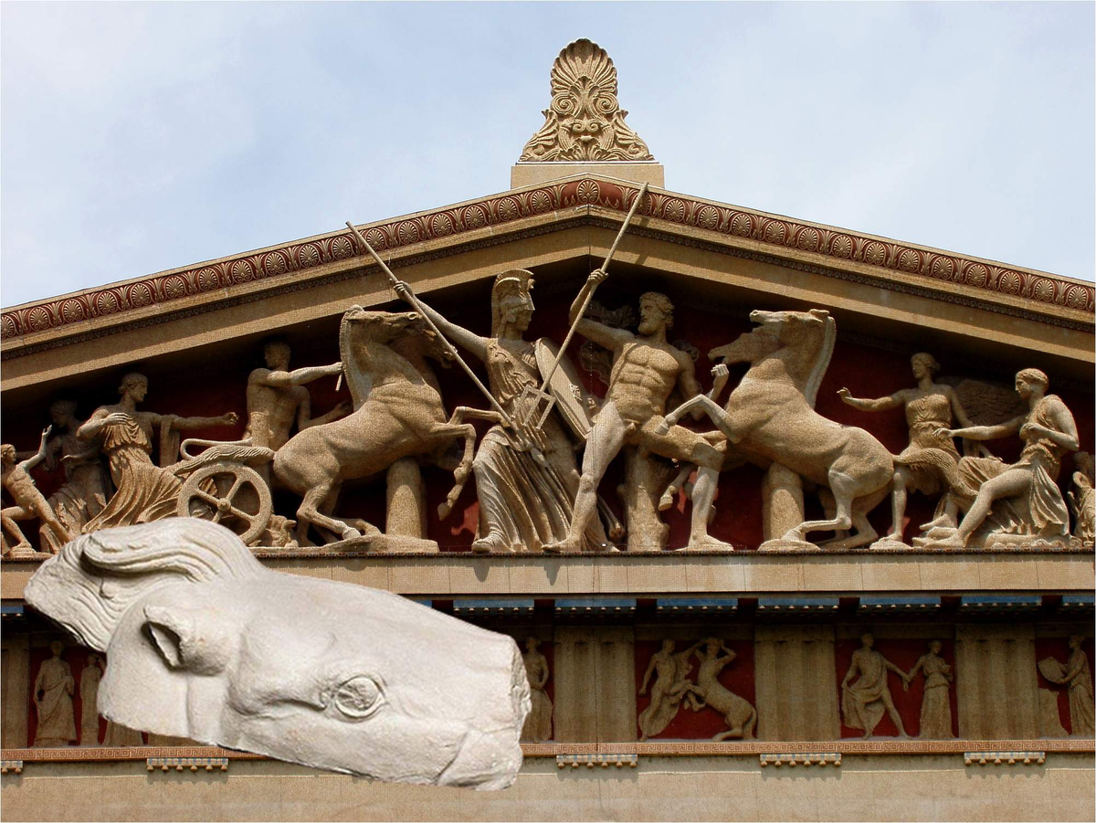 Фрагмент головы коня на фоне скульптур западного фронтона Парфенона 