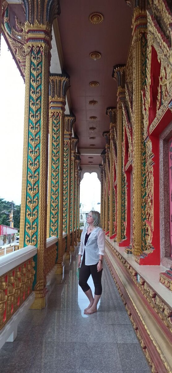 Красивые высокие потолки вата Нонг Яй в Паттайе и я