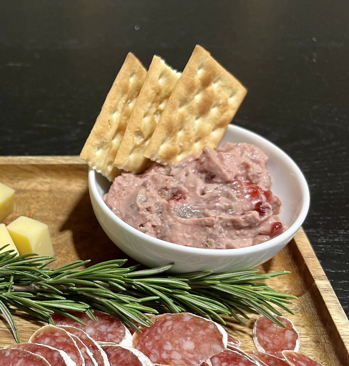 Парфе из куриной печени с крекерами