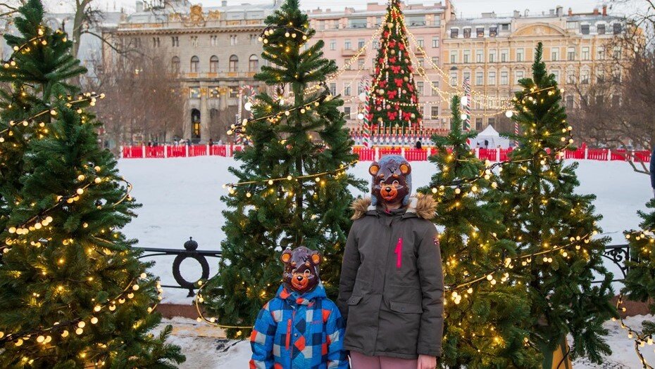    Разннобразные ёлочные гирлянды на Рождественской ярмарке в центре Петербурга. Автор фото: Ермохин Сергей